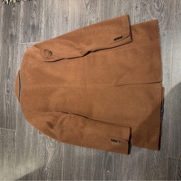 Classic Wool Coat With Tailored Collar - Picture 5 of 7